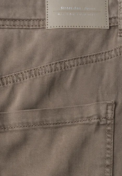 Straight Leg Shorts im Casual Fit brown wash Nahaufnahme einer braunen Hose mit sichtbaren Nähten und Gesäßtasche.