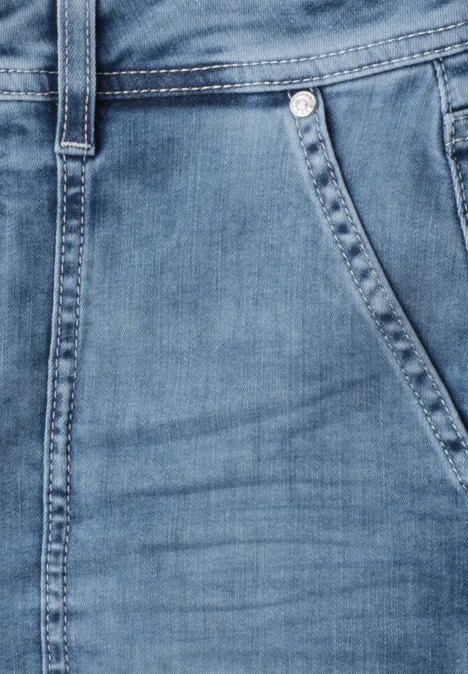 Nahaufnahme einer hellblauen Jeans mit Details zur Tasche, Naht und Gürtelschlaufe.