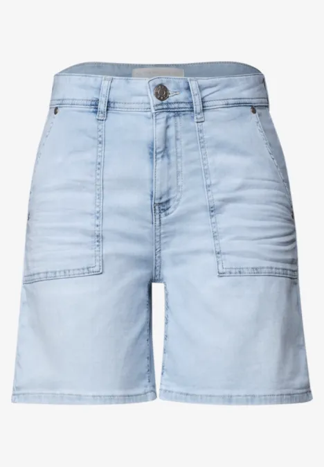 Straight Leg Shorts im Casual Fit bleached light blue wash Hellblaue Jeans-Shorts mit hoher Taille und aufgesetzten Vordertaschen.