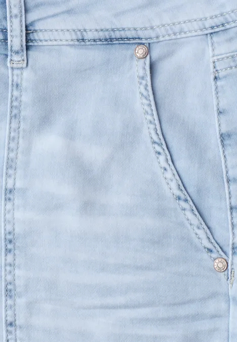 Straight Leg Shorts im Casual Fit bleached light blue wash Nahaufnahme einer hellblauen Jeanshose mit sichtbarem Taschenbereich und Nahtdetails.