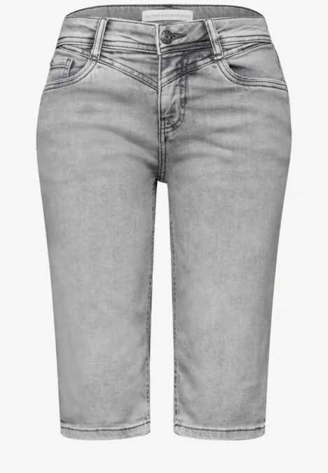 Grijze denim bermuda met five-pocketstijl, knoopsluiting, strak model tot op de knie.