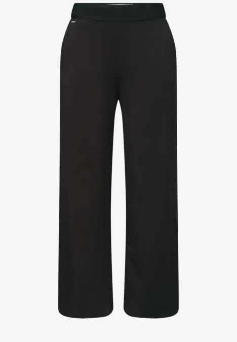 Schlichte, schwarze, weite Hose mit elastischem Bund.