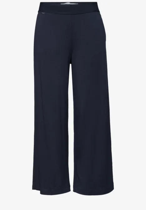 Dunkelblaue, weite Damenhose mit hohem Bund und fließendem Stoff.