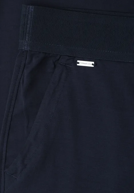 Dunkle, sportliche Hose mit elastischem Bund, seitlicher Tasche und kleinem Metall-Logo.