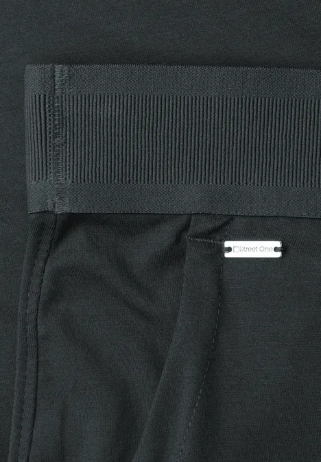 7/8 Wide Leg Hose im Loose Fit pine grove green Schwarze Sporthose mit breitem Bund, Seitentasche und kleinem weißen Etikett am Saum.