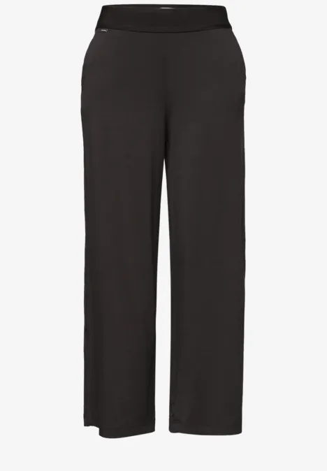 Schwarze, gerade geschnittene Hose mit weitem Bein und elastischem Bund