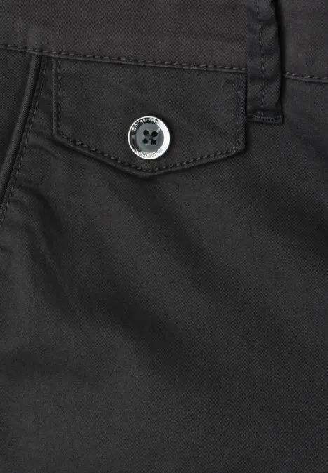Chino im Casual Fit in softer Qualität Black Detailaufnahme einer schwarzen Hose mit Klappentasche und Knopfverschluss.