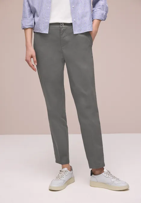 Chino en coupe casual dans une qualité douce overcast grey