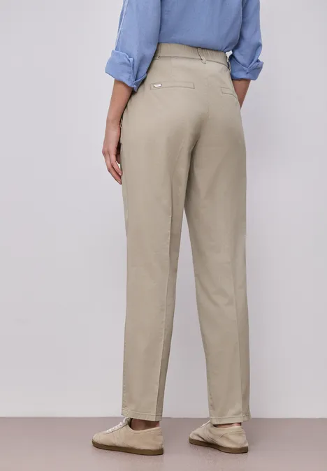 Chino en coupe casual dans une qualité douce buff grey