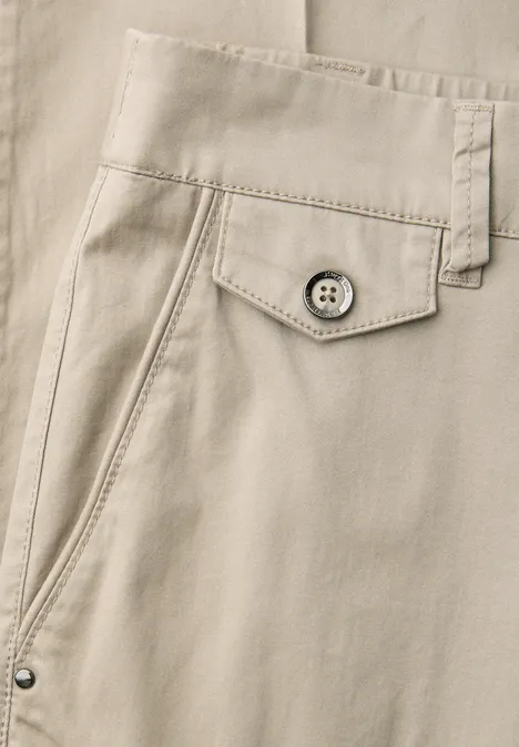 Chino en coupe casual dans une qualité douce buff grey