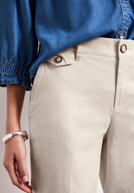 Casual fit chino's in een zachte stof silkstone white