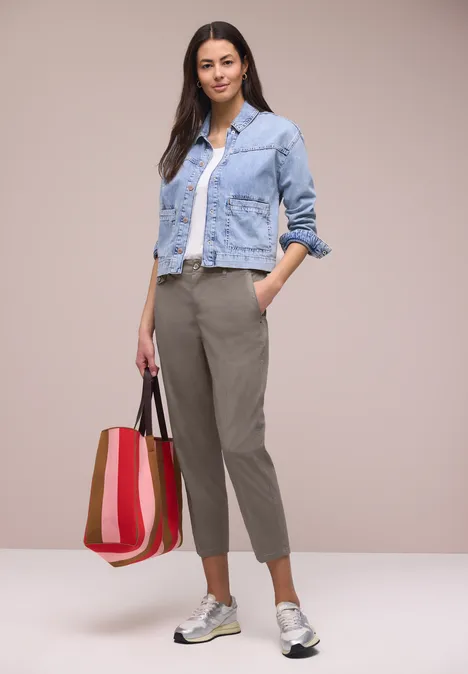 Chino en coupe casual dans une qualité douce dark tumbled beige