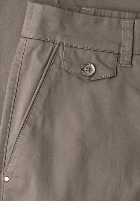 Chino en coupe casual dans une qualité douce dark tumbled beige