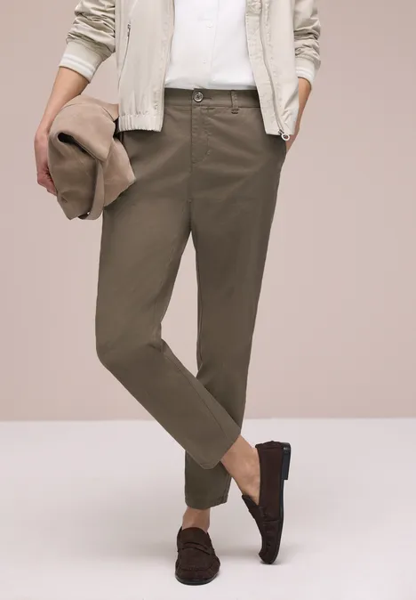 Chino en coupe casual dans une qualité douce cold brew brown