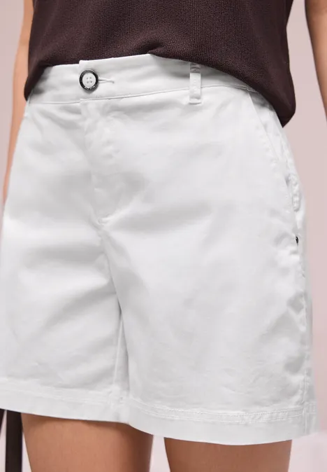 Eine weiße, knielange Damen-Shorts aus Baumwolle mit Gürtelschlaufen und Seitentaschen.