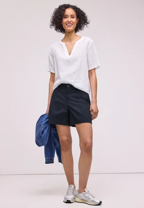 Mid Waist chino shorts in een casual pasvorm deep blue