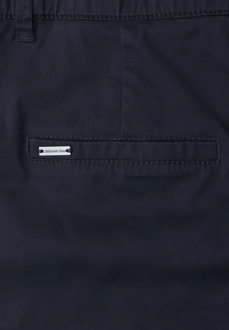 Dunkelblaue Hose mit Gesäßtasche und kleinem silbernem Markenlabel.