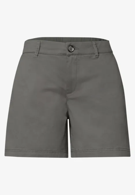 Grijze damesshort met kniehoogte, knoopsluiting en ceintuurlussen.