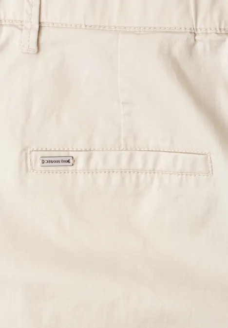 Mid Waist Chino Shorts im Casual Fit silkstone white Nahaufnahme einer beigen Hose mit aufgesetzter Rücktasche und kleinem Markenetikett.