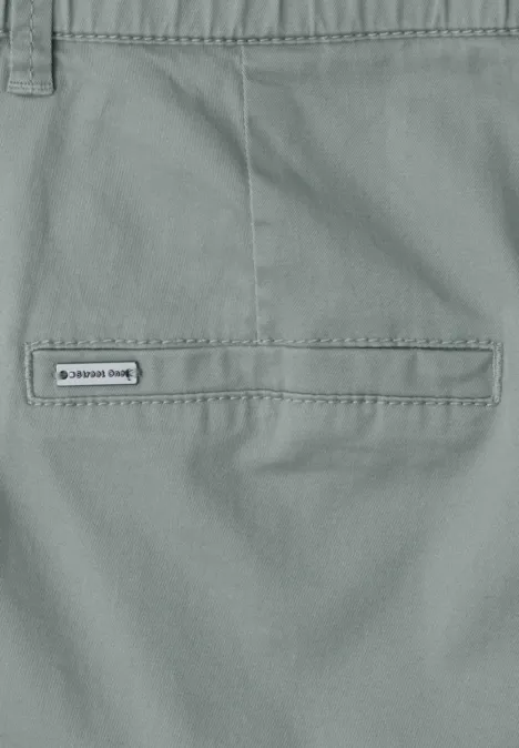 Lichtgrijs-groene broek met smalle achterzak en klein 'performance DC'-label