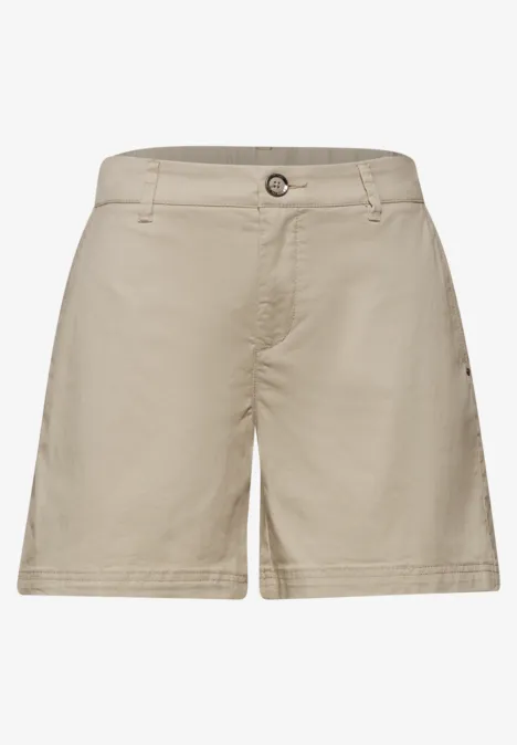 Beige Shorts für Damen mit Knopfverschluss und seitlichen Eingrifftaschen.