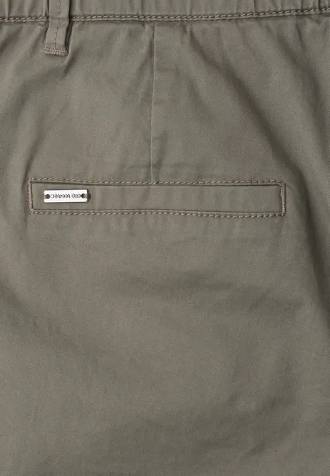 Mid Waist Chino Shorts im Casual Fit dusky green Olivefarbene Hose mit Paspeltasche am Rücken und kleinem, rechteckigem Markenlabel in der Nähe der Naht.