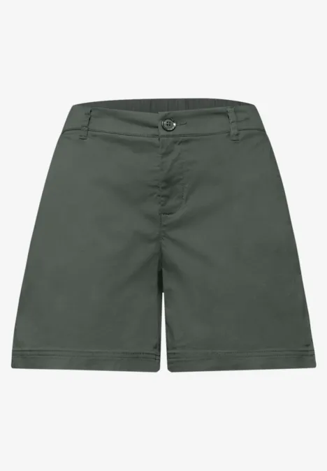 Dunkelgrüne, knielange Shorts mit schlichten Seitentaschen.