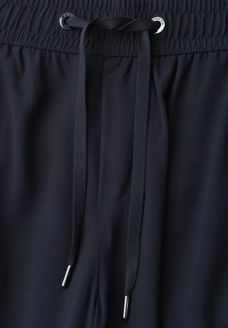 Zwarte elastische broekband met trekkoord in een strik.