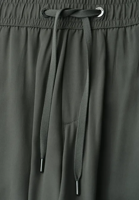 Donkergrijze joggingbroek met koord en metalen ogen.