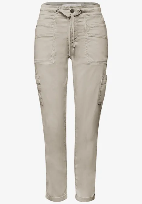 Helle Cargo-Hose mit Gürtelschlaufen, seitlichen Eingrifftaschen und gekürzten Beinen.