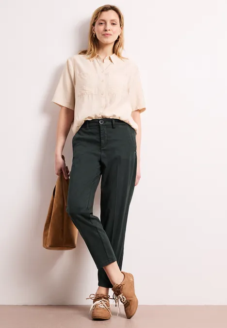 Slim Leg Chino aus Lyocellmix pine grove green