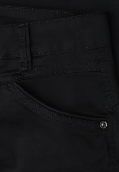 7/8 Slim Legs broek in satijnlook Black Zwarte spijkerbroekzak met zichtbare stiksels en metalen klinknagel.