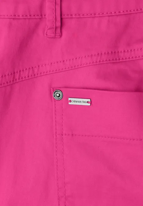 Felroze broek met zichtbare achterzak en klein metalen logo bij de taille.