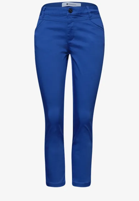7/8 Slim Legs broek in satijnlook amparo blue Slanke chino in koningsblauw met enkelkorte pasvorm.