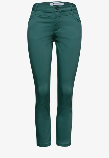 Smaragdgrüne Damenhose mit schmalem Schnitt, fünf Taschen und leicht gekürztem Bein.