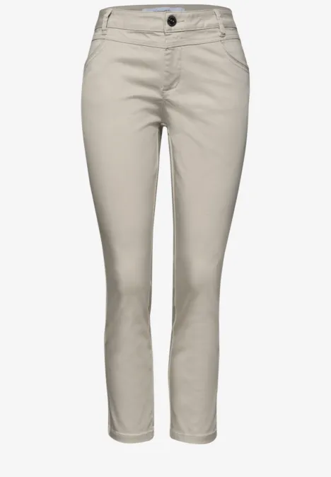 7/8 Slim Legs broek in satijnlook cobble stone Lichtbeige damesbroek met smalle pasvorm, ritssluiting en knoop, zijzakken.