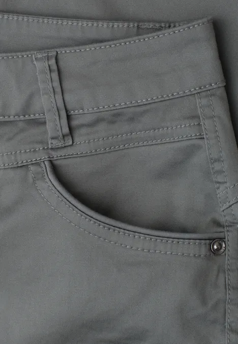 7/8 Slim Legs broek in satijnlook cilantro green Close-up van een grijze spijkerbroek met zak en riemlussen.