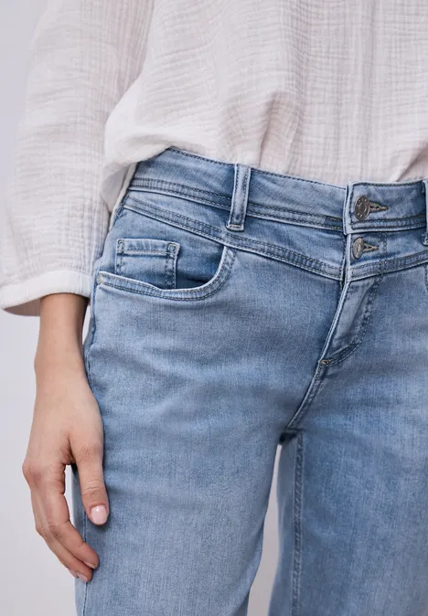 Mid Waist Slim Leg Jeans avec turn-up light blue random wash