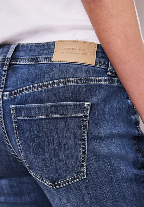 Low Waist Slim Legs jeans in casual fit authentic dark blue wash