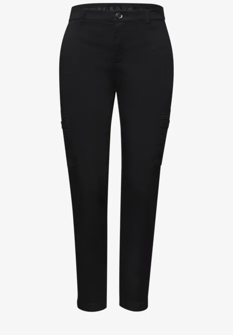 Zwarte, recht gesneden damesbroek met knoop- en ritssluiting en zijzakken