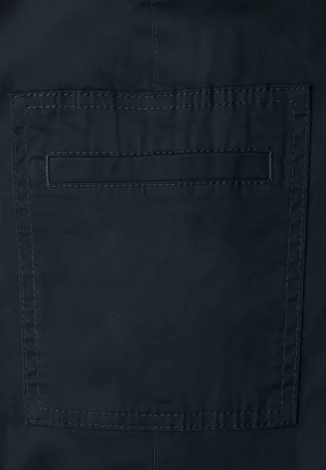 Chino's met Slim Legs en cargo-stijl zakken deep blue Detail van een donker kledingstuk met een vierkante, genaaide zak.