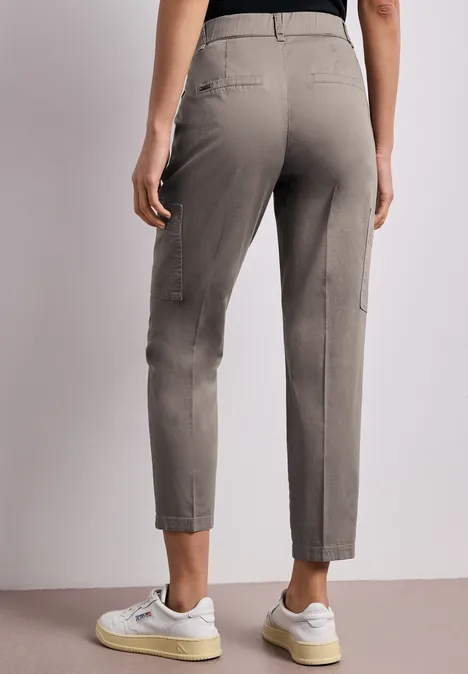 Chino's met Slim Legs en cargo-stijl zakken dark tumbled beige Achteraanzicht van een persoon in grijze, taillehoge enkelbroek met achterzakken en zijzakken.