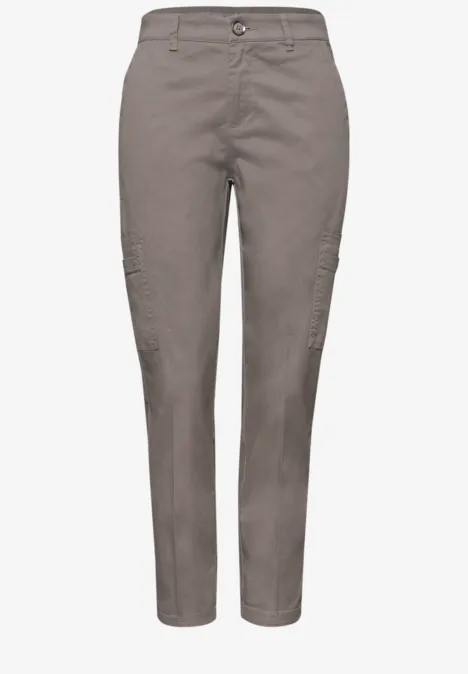 Chino's met Slim Legs en cargo-stijl zakken dark tumbled beige Strakke, enkelhoge cargobroek in olijfgroen met zijzakken en taps toelopende pijpen.