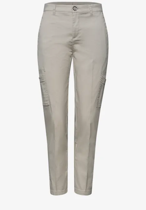 Chino's met Slim Legs en cargo-stijl zakken cobble stone Beige slim-fit damesbroek met heup- en dijzakken.