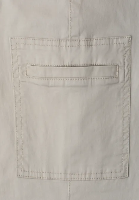 Chino's met Slim Legs en cargo-stijl zakken cobble stone Beige katoenen stof met opgestikte zak en zichtbare sierstiksels.