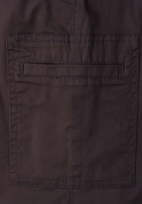 Bruine stof met vierkante opgestikte zak en decoratieve naden