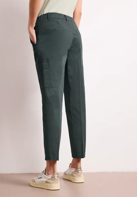 Chino's met Slim Legs en cargo-stijl zakken cilantro green Chino's met Slim Legs en cargo-stijl zakken cilantro green