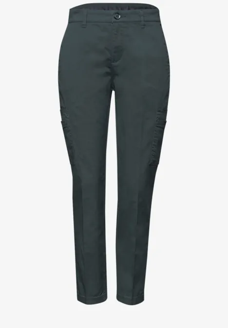 Chino's met Slim Legs en cargo-stijl zakken cilantro green Chino's met Slim Legs en cargo-stijl zakken cilantro green