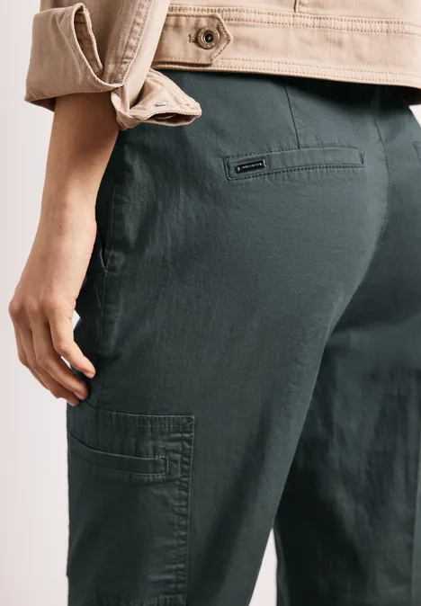 Chino's met Slim Legs en cargo-stijl zakken cilantro green Chino's met Slim Legs en cargo-stijl zakken cilantro green