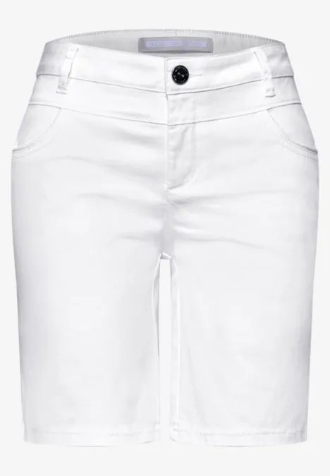 Weiße Damen-Shorts aus Baumwolle mit Knopf- und Reißverschluss, zwei Eingriff- und zwei Gesäßtaschen.